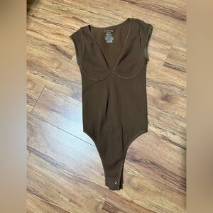 Brown Ribbed Free People V‑Neck Bodysuit T14